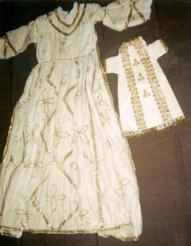 šaty zlacené 19. století
